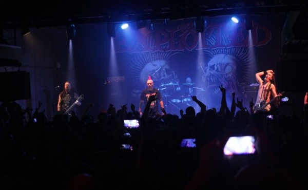 Главному панку из The Exploited не дали прыгнуть в толпу на концерте