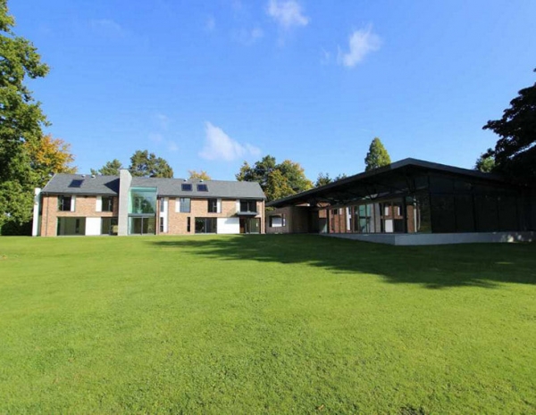 Сульшер не может заехать в свой особняк в пригороде Манчестера – там живет ван Дейк