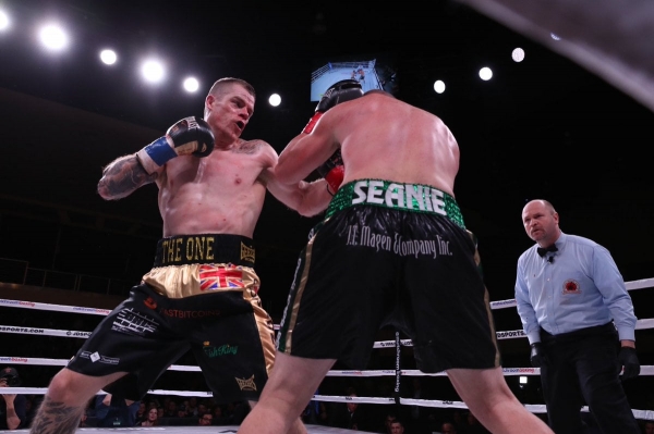 Бивол побил Смита и сохранил титул WBA