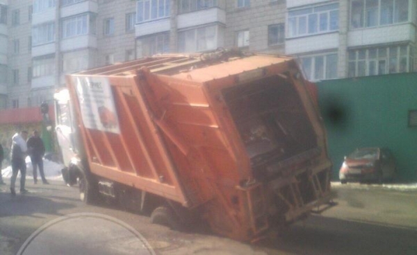 В Костроме мусоровоз провалился под асфальт