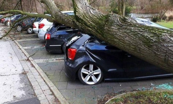 Циклон &bdquo;Эберхард&ldquo; в Европе сносит всё на своём пути, есть жертвы