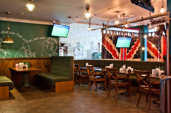 Смотрите Лигу Чемпионов в баре с друзьями