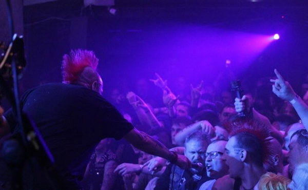 Главному панку из The Exploited не дали прыгнуть в толпу на концерте