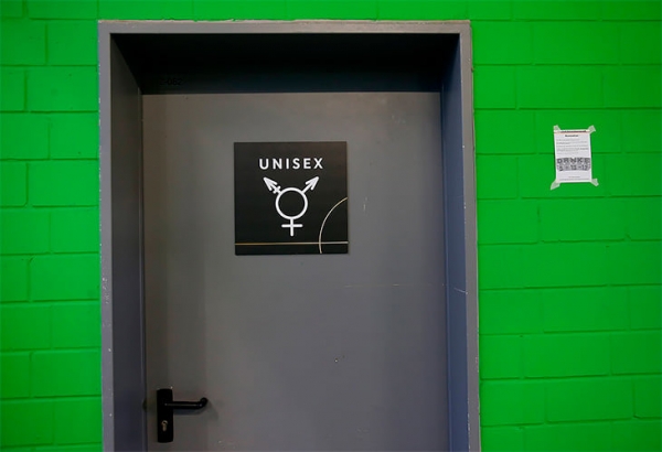 На игре сборной Германии работали унисекс-туалеты. А еще фанаты сами решали, кто их досмотрит: женщина или мужчина