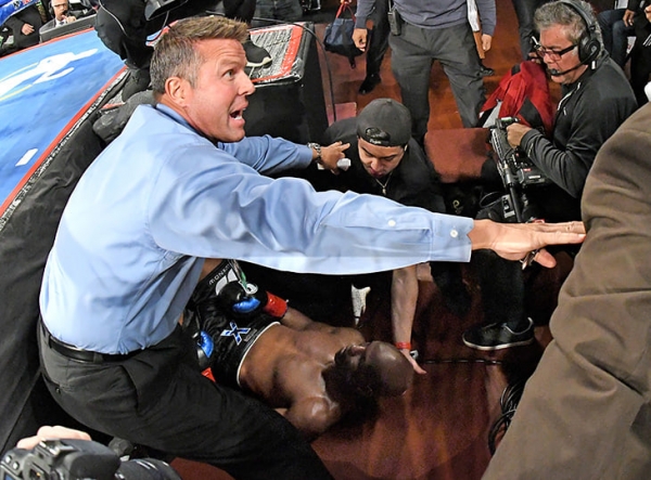 Бивол побил Смита и сохранил титул WBA