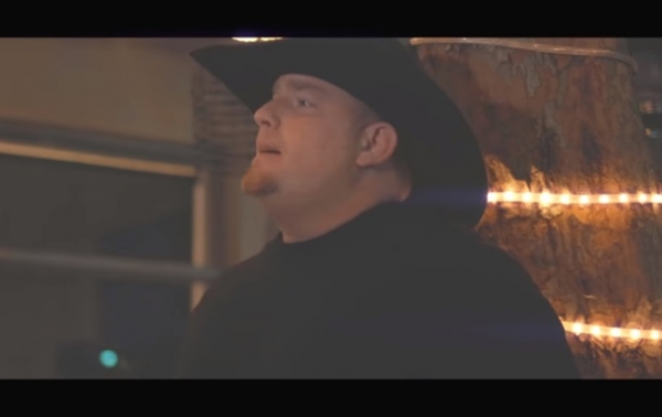 Певец случайно застрелился на съемках клипа