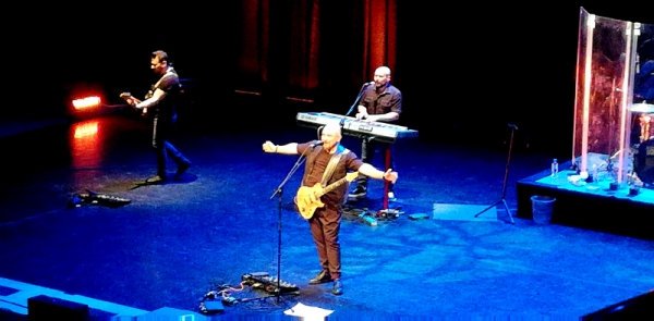 На концерте Трофимова в Омске его поклонницы выступали вместо подтанцовки