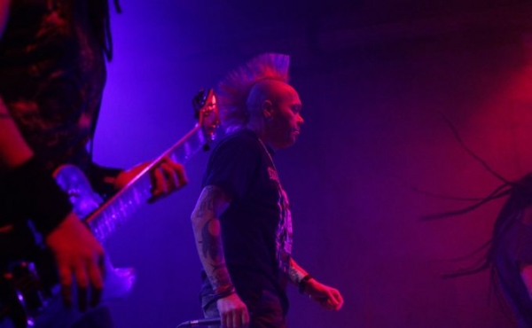 Главному панку из The Exploited не дали прыгнуть в толпу на концерте