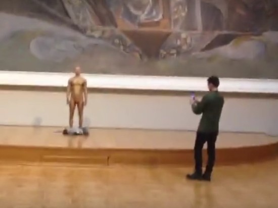 Мужчина в стрингах прошел по Третьяковке, его приятель повесил картину
