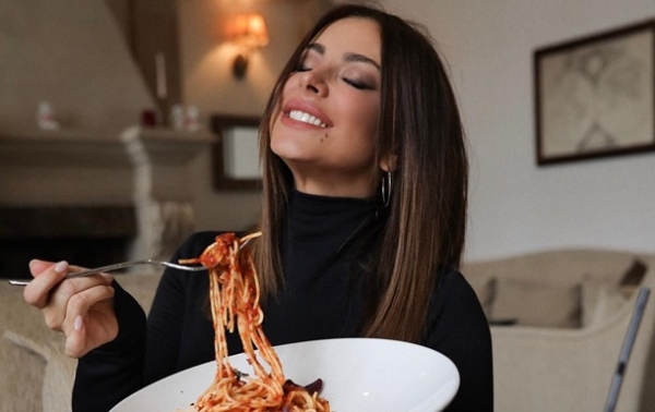 В Сети высмеяли фото Ани Лорак с макаронами