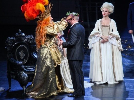 Римас Туминас вручил &laquo;лучшим&raquo; вахтанговцам премию &laquo;Человек театра&raquo;