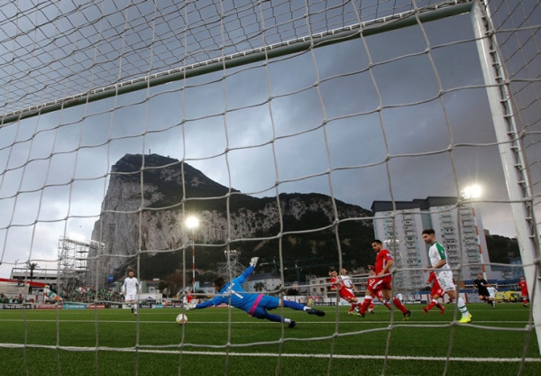 Вокруг стадиона Гибралтара &ndash; поразительно: вид на скалу, взлетная полоса прямо за воротами, 700 метров до Испании