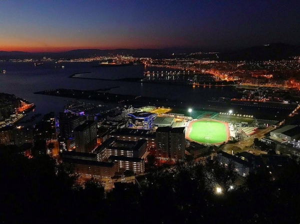 Вокруг стадиона Гибралтара &ndash; поразительно: вид на скалу, взлетная полоса прямо за воротами, 700 метров до Испании