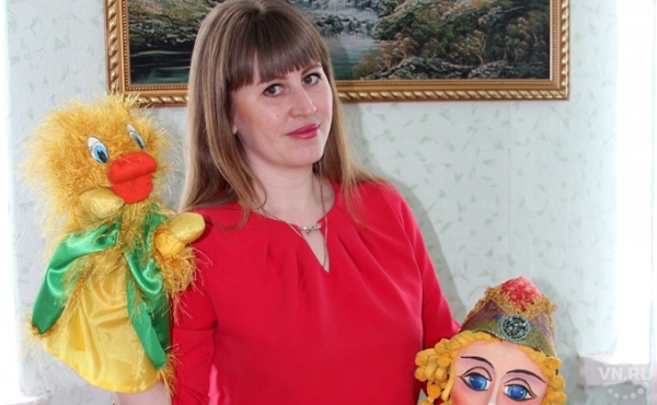 Спектакли с куклами-перчатками показывают дети на сцене ДК 