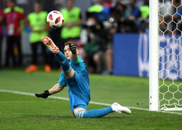 Мы узнали, как отбивать пенальти: гадать, смотреть на разбег и унижать бьющего