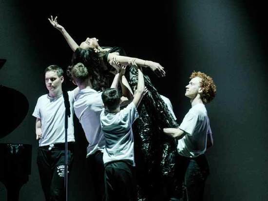 Миронов, Пересильд, Ахеджакова и «Звери» привели Театр Наций в «Движение»