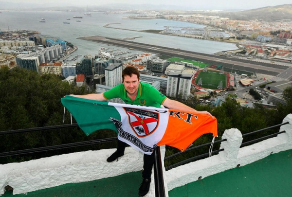 Вокруг стадиона Гибралтара &ndash; поразительно: вид на скалу, взлетная полоса прямо за воротами, 700 метров до Испании