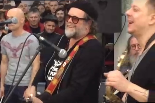 &laquo;Боря, давай!&raquo;: Гребенщиков выступил перед тысячей омичей в Торговом центре 