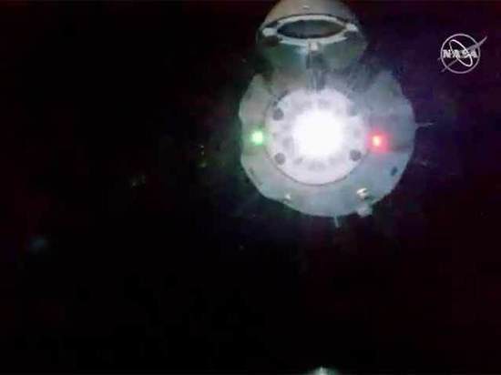 Корабль Crew Dragon провел успешную стыковку с МКС