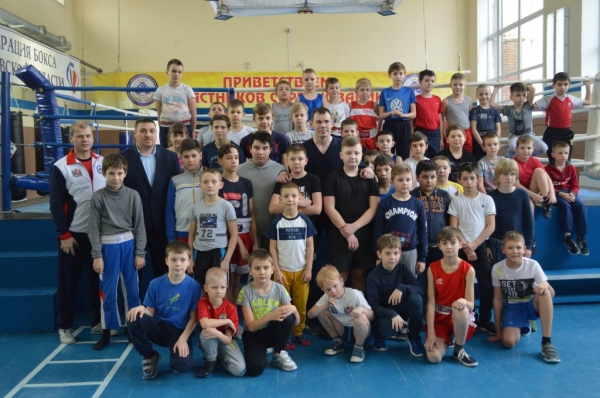 Известный российский боксер провел мастер-класс в ростовском спортивном центре