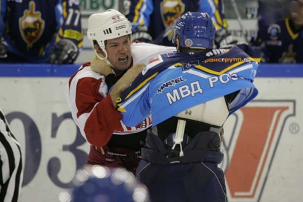 «В банке нам предложили водки, а потом пересчитали зарплату, которую мы принесли в пакете». Бывший тафгай «Витязя» – о жизни в России