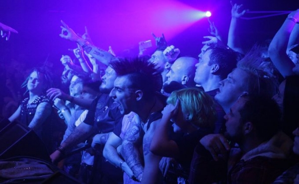 Главному панку из The Exploited не дали прыгнуть в толпу на концерте