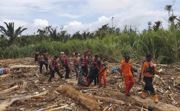 Жертвами наводнений и оползней в Индонезии стали почти 60 человек