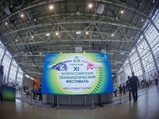 Умный стол, экодом и робот-охранник