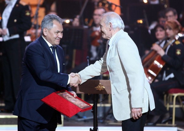 Шойгу вручил премии Минобороны деятелям культуры и  искусства