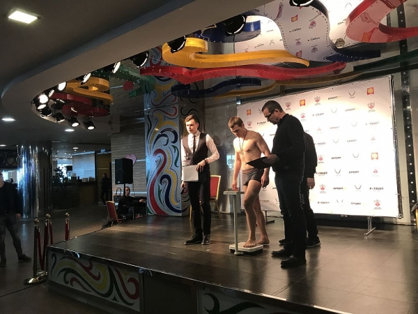 Серпуховский боксер Федор Чудинов принял участие в традиционных взвешиваниях перед боем