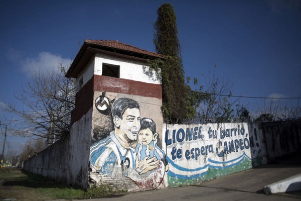 Месси начинал на ужасных полях Росарио, а значит, заиграл бы и дождливым вечером в Стоке