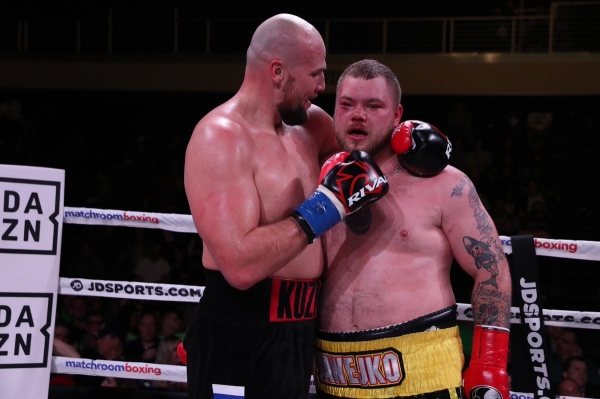 Бивол побил Смита и сохранил титул WBA