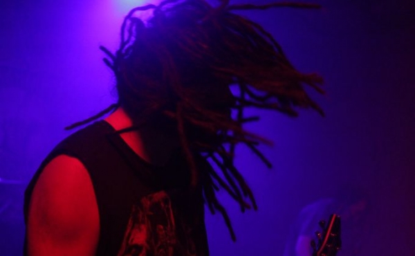 Главному панку из The Exploited не дали прыгнуть в толпу на концерте