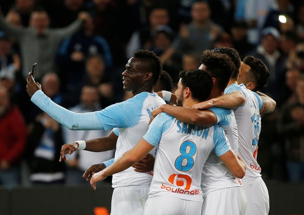 Балотелли отпраздновал гол в стиле Тотти – с айфоном. Но тот просто сфоткался, а Марио сделал стори на поле