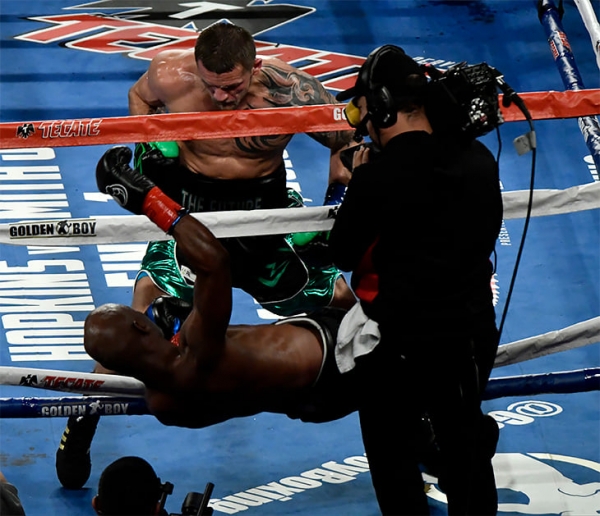 Бивол побил Смита и сохранил титул WBA