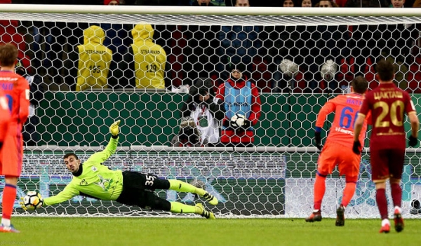 Мы узнали, как отбивать пенальти: гадать, смотреть на разбег и унижать бьющего