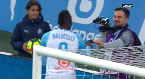 Балотелли отпраздновал гол в стиле Тотти – с айфоном. Но тот просто сфоткался, а Марио сделал стори на поле