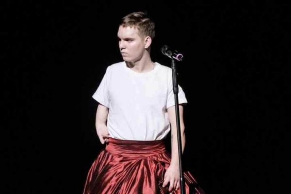 Миронов, Пересильд, Ахеджакова и «Звери» привели Театр Наций в «Движение»