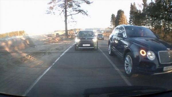 В сети появилось видео езды известного продюсера Bentlеу по встречке