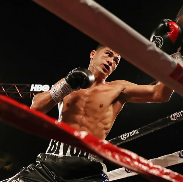 Бивол побил Смита и сохранил титул WBA