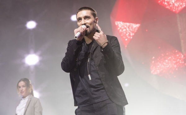 Перелом ноги заставил Диму Билана перенести концерт в Новосибирске