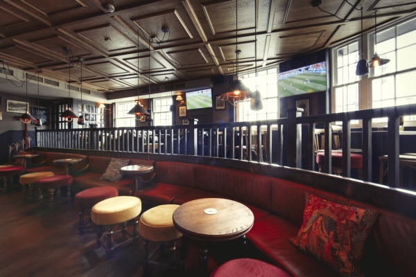 Смотрите Лигу Чемпионов в баре с друзьями