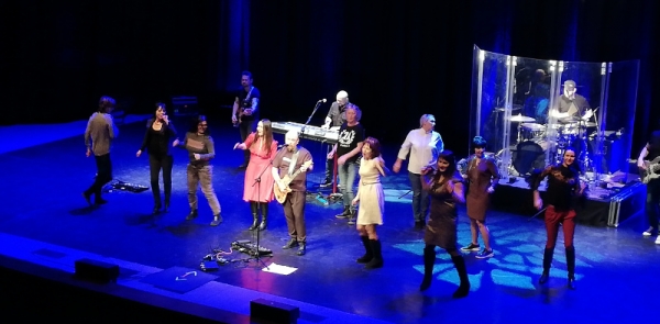 На концерте Трофимова в Омске его поклонницы выступали вместо подтанцовки