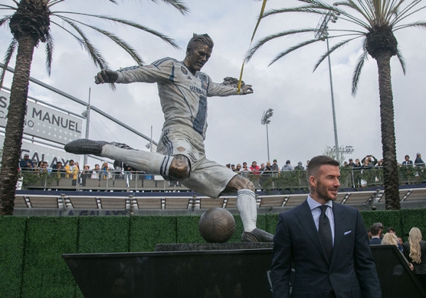 Теперь дурацкая статуя есть и у Бекхэма. Как же она кошмарна, только взгляните