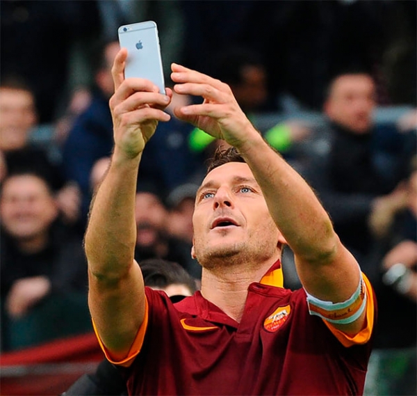 Балотелли отпраздновал гол в стиле Тотти – с айфоном. Но тот просто сфоткался, а Марио сделал стори на поле