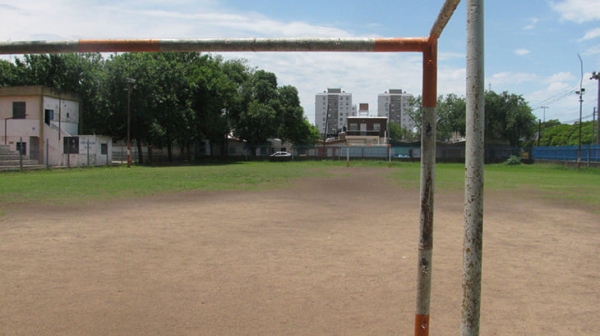 Месси начинал на ужасных полях Росарио, а значит, заиграл бы и дождливым вечером в Стоке