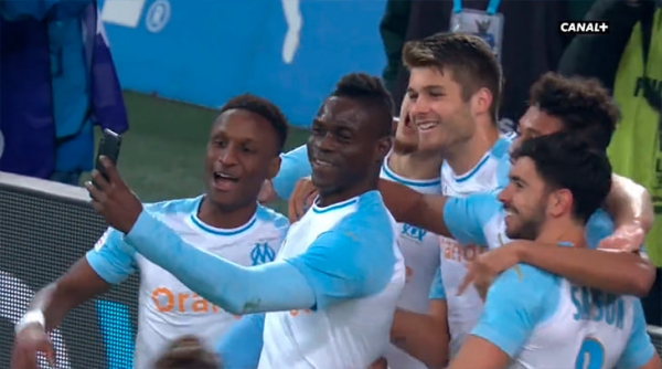 Балотелли отпраздновал гол в стиле Тотти – с айфоном. Но тот просто сфоткался, а Марио сделал стори на поле