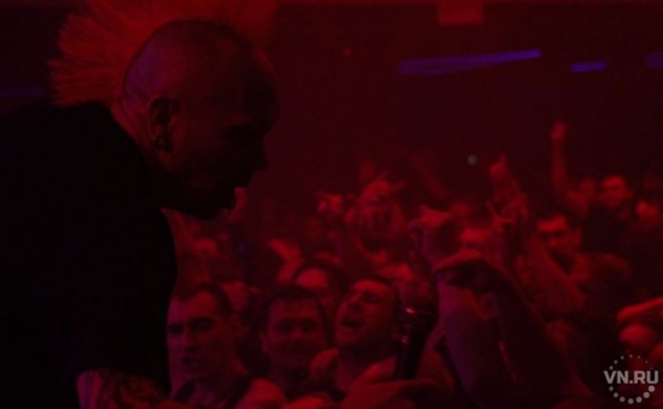 Главному панку из The Exploited не дали прыгнуть в толпу на концерте