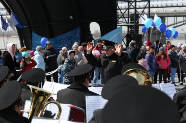 Праздник на Михайловской набережной: открылась навигация на Оби 