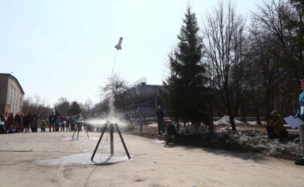 Ракетный фестиваль устроили ученые в День космонавтики